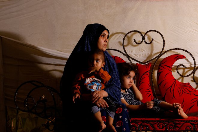 Doslej je bilo v Gazi ubitih že več kot tisoč otrok. FOTO: Ibraheem Abu Mustafa/Reuters