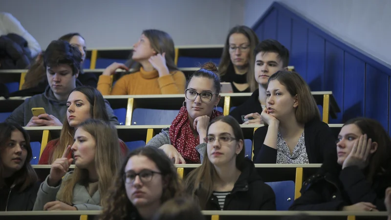 Fotografija: V usmeritvah piše, naj visokošolski zavodi povečajo število vpisnih mest med drugim na področjih izobraževanja, prava, socialnega dela, farmacije, računalništva in informatike, elektrotehnike, strojništva ... FOTO: Jože Suhadolnik/Delo