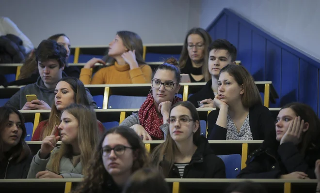 V usmeritvah piše, naj visokošolski zavodi povečajo število vpisnih mest med drugim na področjih izobraževanja, prava, socialnega dela, farmacije, računalništva in informatike, elektrotehnike, strojništva ... FOTO: Jože Suhadolnik/Delo