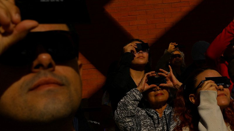 Fotografija: V muzeju v mehiškem Ciudad Juarezu so se 14. oktobra 2023 zbrali ljudje, da bi si ogledali sončni mrk. Foto: Jose Luis Gonzalez/Reutersk