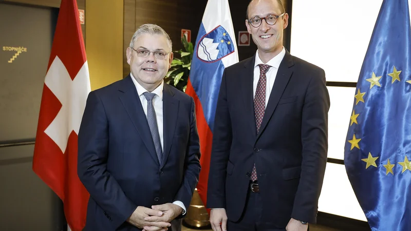 Fotografija: Predsednik švicarskega nacionalnega sveta Martin Candinas (desno) in predsednik odbora za zunanje zadeve nacionalnega sveta Franz Grüter pravita, da nevtralnost ne pomeni, da ne morejo izražati stališč. FOTO: Jože Suhadolnik