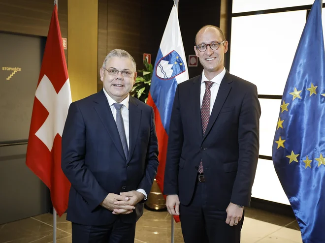 Predsednik švicarskega nacionalnega sveta Martin Candinas (desno) in predsednik odbora za zunanje zadeve nacionalnega sveta Franz Grüter pravita, da nevtralnost ne pomeni, da ne morejo izražati stališč. FOTO: Jože Suhadolnik