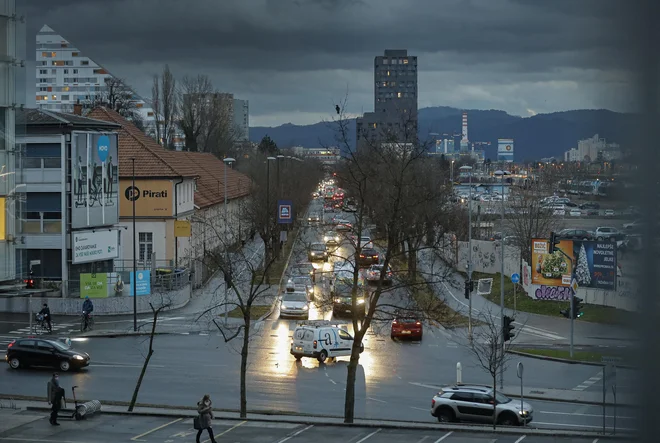 Stanovalci tako imenovane carinarniške stanovanjske kolonije nasprotujejo predvidenemu posegu zaradi napovedane rekonstrukcije Vilharjeve ceste. Na fotografiji začetek Vilharjeve ceste na križišču z Dunajsko cesto. FOTO Jože Suhadolnik/Delo