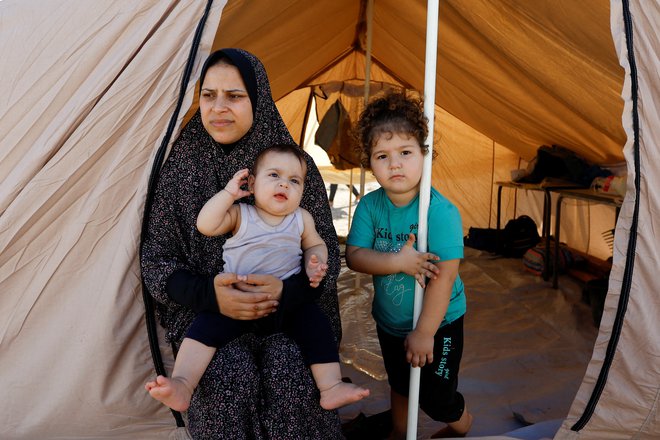 Več kot milijon civilistov je moralo pobegniti pred Izralskimi napadi. FOTO: Ibraheem Abu Mustafa/Reuters