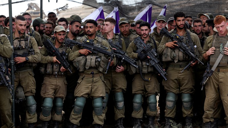 Fotografija: Izraelska vojska je tik pred kopensko ofenzivco na Gazo. FOTO: Ronen Zvulun/Reuters