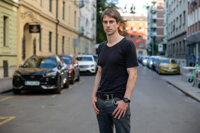 »Če si igralec v Sloveniji in si zaposlen v SNG Drama Ljubljana, je to največ, kar lahko dosežeš,« pravi novi član naše največje gledališke hiše. FOTO: Črt Piksi