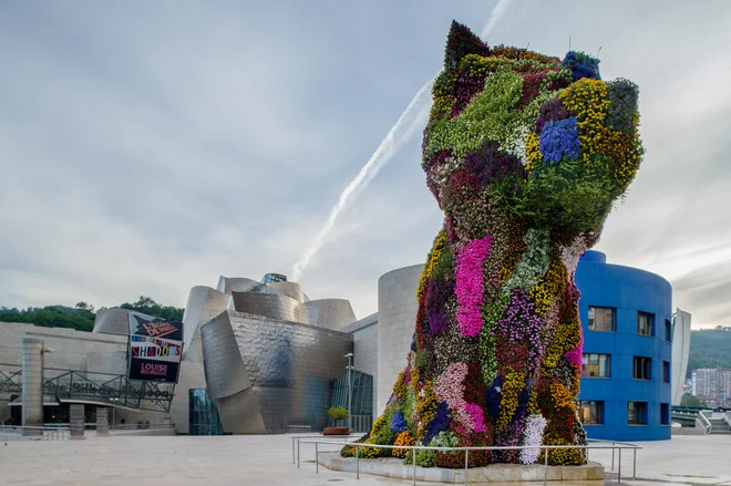 Za otvoritev je Jeff Koons zasnoval cvetlično skulpturo Puppy, ki naj bi jo odstranili kmalu po odprtju. Ljudje pa so bili nad njo tako navdušeni, da tam stoji še danes. FOTO: Rudy Mareel/Shutterstock