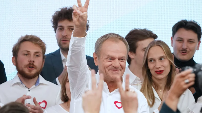 Fotografija: Donald Tusk ima stabilno večino, vse tri stranke predstavljajo več kot polovico Poljakov, toda vodi široko zavezništvo, ki ga sestavlja kakih šest, sedem političnih grupacij.
FOTO: Janek Skarzynski/Afp