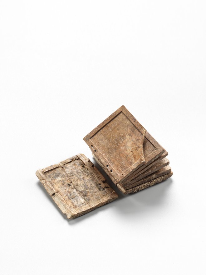 Miniaturna knjižica iz kosti in slonovine iz 2. stoletja, odkrita na Ptuju (hrani Pokrajinski muzej Ptuj Ormož), je dragocen vpogled v pismenost in pisno kulturo tistega časa. FOTO: Tomaž Lauko

 