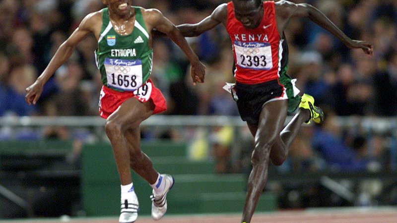 Fotografija: V finalu olimpijskih iger leta 2000 je v napetem finišu ugnal Paula Tergata in osvojil zlato na 10.000 metrov. FOTO: Reuters