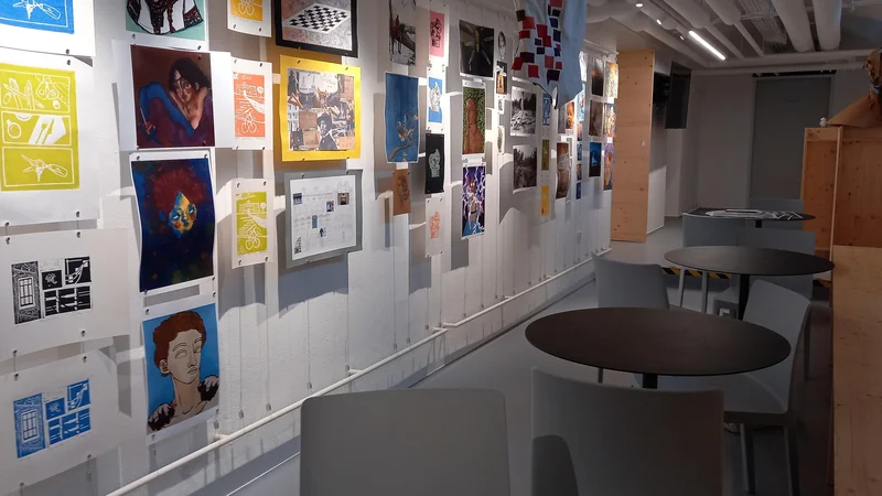 Fotografija: Odprtje so pospremili z razstavo in umetniškim programom (performansom). FOTO: Mila Fatur Škof