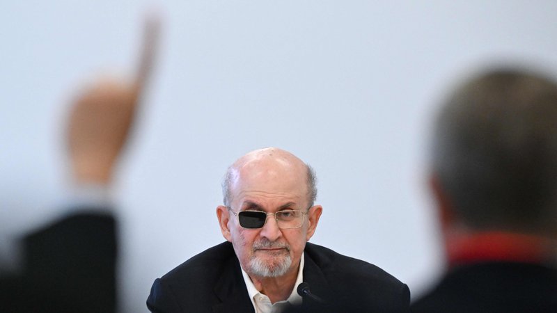 Fotografija: »Svet ni v dobrem stanju, zmeraj pa sem skoraj nerazumno optimističen o njegovi usodi. Pisanje je oblika optimizma,« je včeraj v Frankfurtu povedal Salman Rushdie. FOTO: Kirill Kudryavtsev/AFP