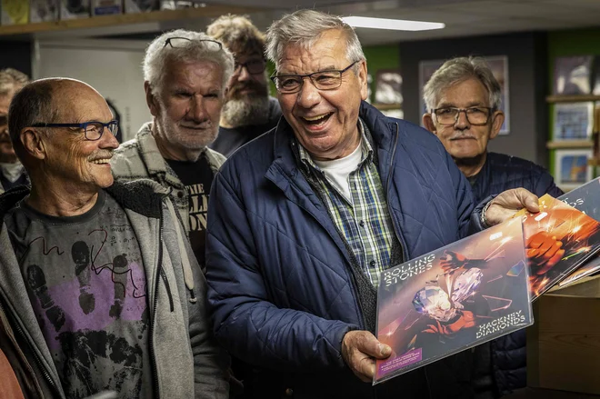 Ob izidu najnovejšega albuma skupine The Rolling Stones Hackney Diamonds so se oboževalci zbrali v glasbeni trgovini v Geesternu. Po vsej Nizozemski se je ponoči odprlo 30 glasbenih trgovin, kjer so prodajali Hackney Diamonds, prvi album po smrti bobnarja Charlieja Wattsa leta 2019 in prvi, ki vsebuje izvirni material po albumu A Bigger Bang iz leta 2005. Foto: Vincent Jannink/Afp