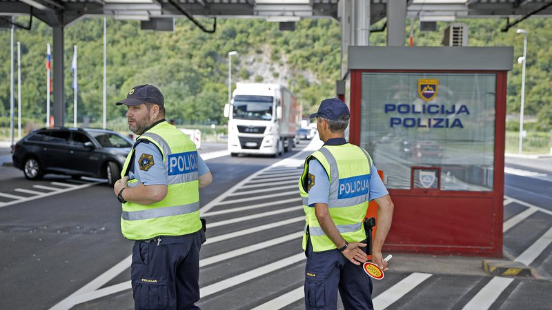 Fotografija: Na mejnem prehodu Dragonja bodo spet policisti, ki bodo pregledovali potnike. FOTO: Jože Suhadolnik/Delo