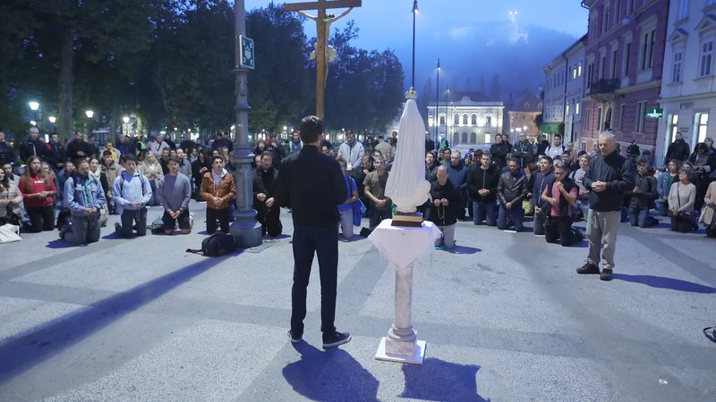 Fotografija: In zakaj so molili? (na fotografiji javna molitev na Kongresnem trgu 13. oktobra). FOTO Jože Suhadolnik/Delo