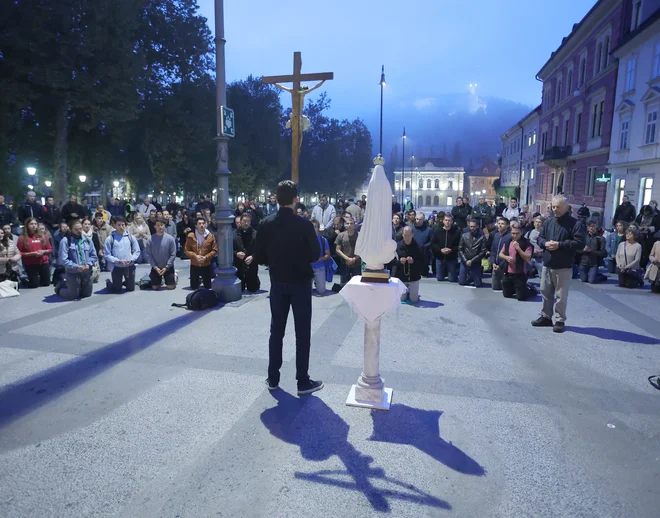 In zakaj so molili? (na fotografiji javna molitev na Kongresnem trgu 13. oktobra). FOTO Jože Suhadolnik/Delo