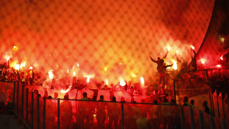 Fotografija: Grški nogometni štadioni so ob derbijih včasih bolj kot nogometnemu prizorišču podobni festivalu pirotehnike. Foto Costas Baltas/Reuters
