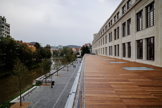 Na zunanjem delu prvega nadstropja bo velika terasa, ki jo nekateri že razglašajo za najlepšo v Ljubljani. FOTO: Črt Piksi
