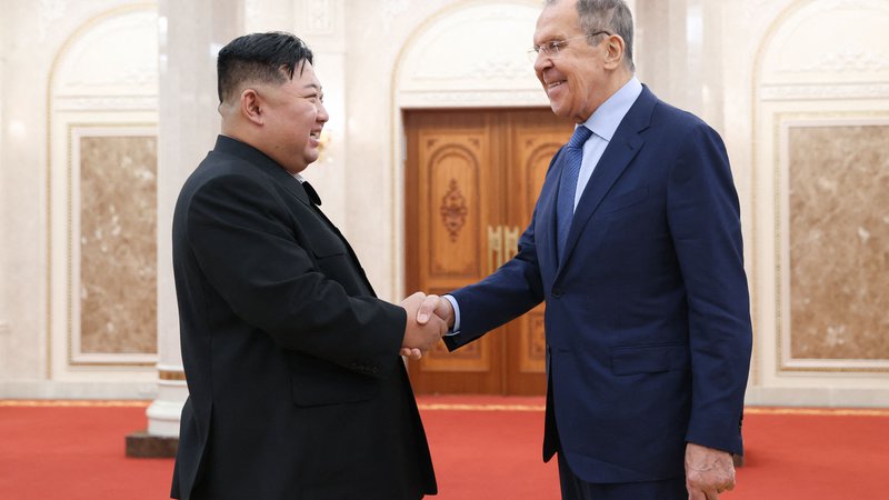 Fotografija: Rusija želi na novo raven dvigniti svoje odnose s Severno Korejo, je Sergej Lavrov dejal ob srečanju s Kim Džong Unom. FOTO: rusko zunanje ministrstvo/AFP