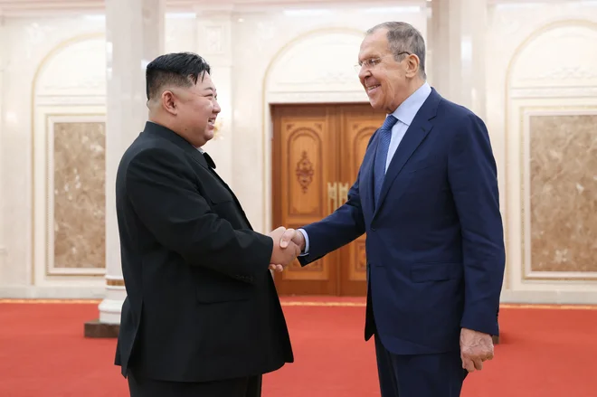 Rusija želi na novo raven dvigniti svoje odnose s Severno Korejo, je Sergej Lavrov dejal ob srečanju s Kim Džong Unom. FOTO: rusko zunanje ministrstvo/AFP