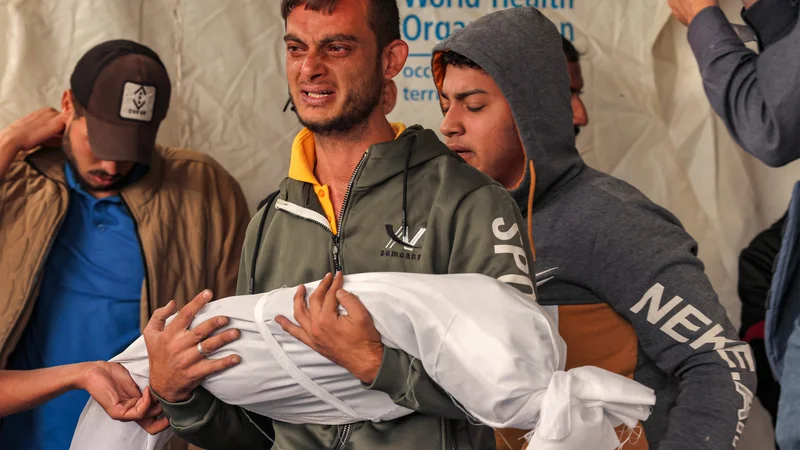 Fotografija: Od začetka izraelskih napadov na Gazo je bilo po podatkih tamkajšnjega ministrstva za zdravje ubitih že več kot 1600 otrok. FOTO: Said Khatib/AFP