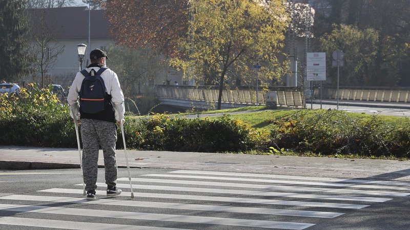 Fotografija: Velik delež javnih stavb ni dostopen ljudem z invalidnostmi. FOTO Jože Suhadolnik/Delo