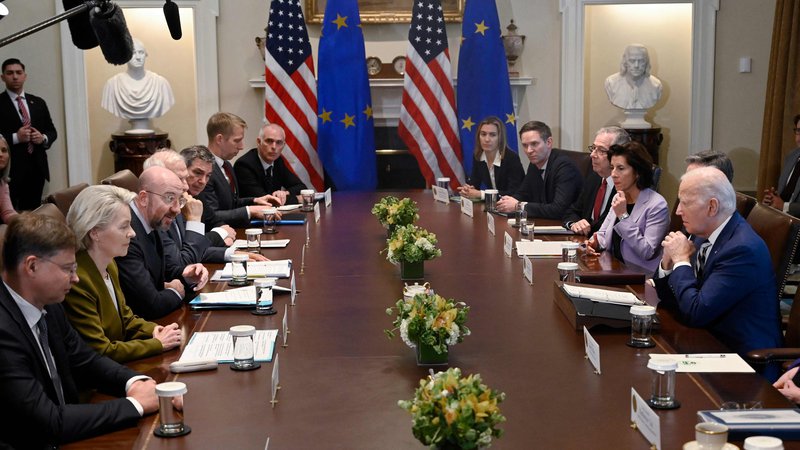 Fotografija: Predsednica evropske komisije Ursula von der Leyen, predsednik evropskega sveta Charles Michel in ameriški predsednik Joe Biden med vrhom EU – ZDA v Beli hiši FOTO: Olivier Douliery/AFP