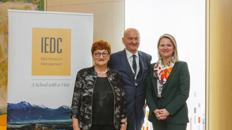 Fotografija: Ambicija inštituta BILDAI je povezati vse deležnike, ki delujejo na področju umetne inteligence, poudarjajo predstavniki soustanoviteljev: Danica Purg in Stjepan Orešković, IEDC Bled ter Eva McLellan, direktorica Roche Slovenija. FOTO: Boris Pretnar