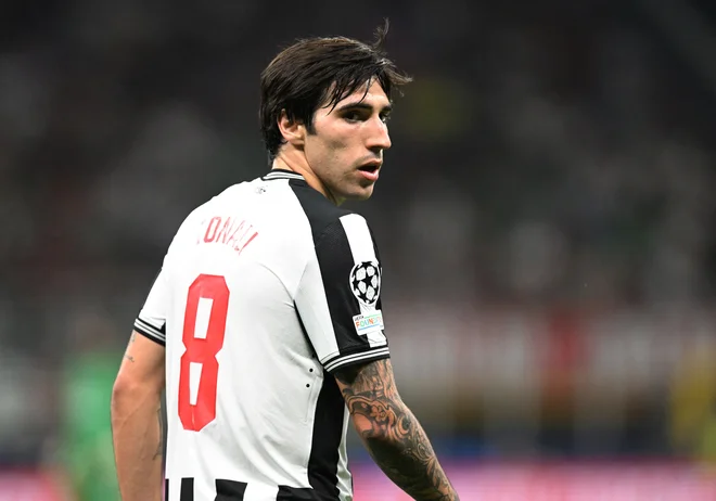 Sandro Tonali se je skesal, ampak kazen mu ne bo ušla. FOTO: Daniele Mascolo/Reuters