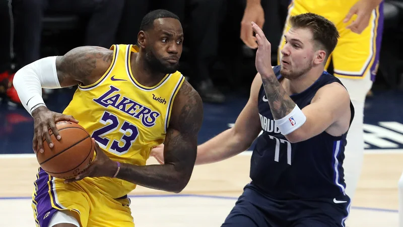 LeBron James je tudi v jeseni kariere trd oreh za Luko Dončića. FOTO: Ronald Martinez/AFP