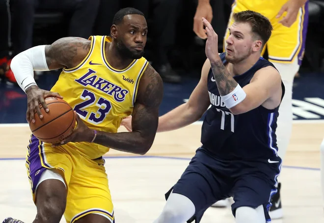 LeBron James je tudi v jeseni kariere trd oreh za Luko Dončića. FOTO: Ronald Martinez/AFP