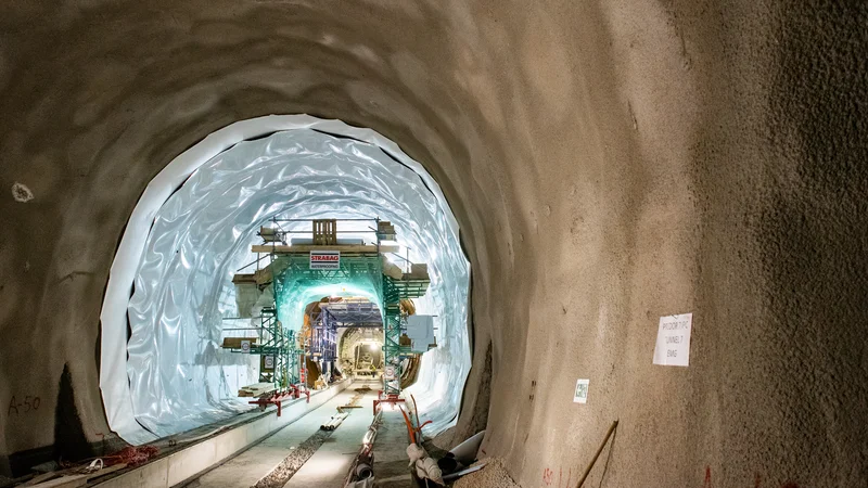 Fotografija: Na drugem tiru zdaj hitijo z betoniranjem viaduktov. FOTO: 2TDK