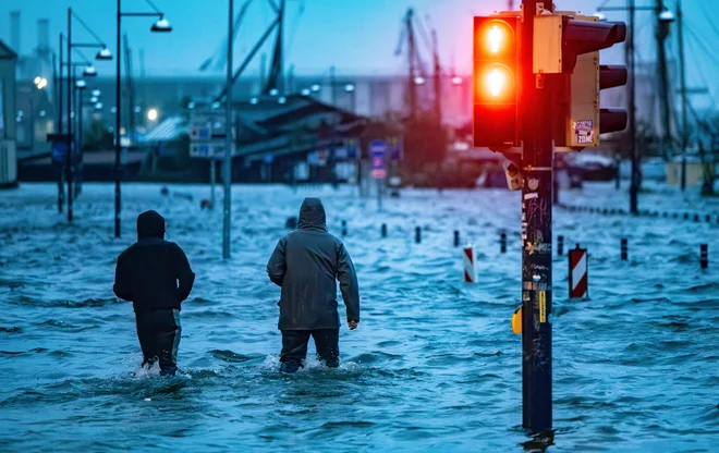 Ceste v Nemčiji je poplavilo. FOTO: Axel Heimken Afp