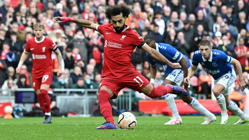 Fotografija: Mohamed Salah je izkoristil enajstmetrovko. FOTO: Paul Ellis/AFP