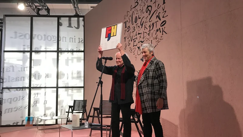 Fotografija: Nagrado Fabjana Hafnerja je podelila predsednica Goethejevega inštituta Carola Lentz. FOTO: Pia Prezelj