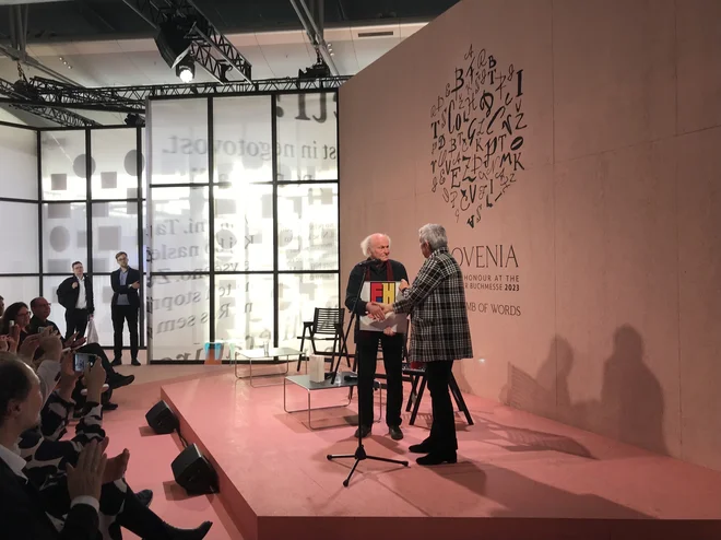 Nagrada zajema enomesečno štipendijo za ustvarjanje na rezidenci Literarisches Colloquium Berlin, denarno nagrado v višini 4000 evrov in branje s pogovorom na Musil-Institutu. FOTO: Pia Prezelj