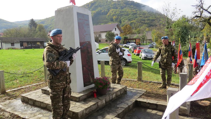 Fotografija: Padlim domoljubom so se pred spomenikom na Oštrcu poklonili tudi pripadniki slovenske vojske. FOTO: Bojan Rajšek/Delo