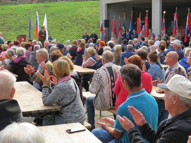 Velika množica ljudi se je danes zbrala na Oštrcu in tako počastile spomin na padle junake. FOTO: Bojan Rajšek/Delo