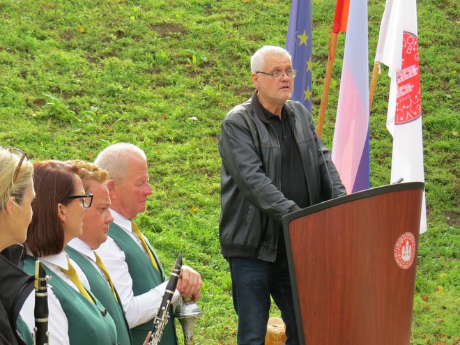 Slavnostni govornik na partizanski prireditvi je bil publicist dr. Božidar Flajšman, ki je zbranim spregovoril o aktualnih dogodkih. FOTO: Bojan Rajšek/Delo