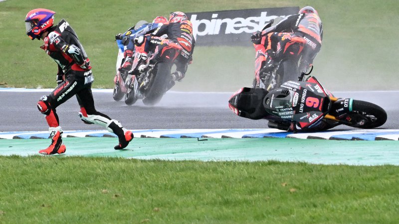 Fotografija: Številnim je ponagajal možan dež, takole je zapustil dirko razreda moto2 tudi Italijan Mattia Casadei. FOTO: Paul Crock/AFP