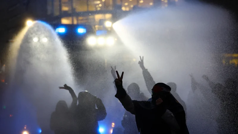 Fotografija: V mestu, kjer se na steklenem nebu lomi sonce, a kjer so v času sejma proteste v podporo Palestini razpihovali z vodnim topom, se niso čudili le nad raznolikostjo naše literature, temveč tudi nad močjo naše besede, nad kritičnostjo naše misli. FOTO: Kai Pfaffenbach/Reuters