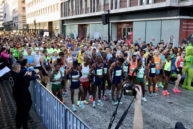 Danes zjutraj, tik pred začetkom maratona. FOTO: Črt Piksi