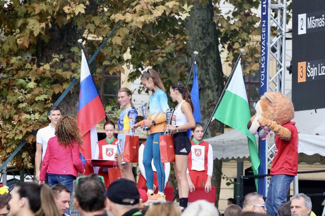 Anja Fink je zmagala na 21 km, druga druga Maruša Mišmaš Zrimšek in tretja Liza Šajn. FOTO: Črt Piksi