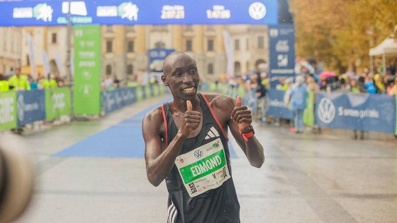 Fotografija: Zmagovalec 42-kilometrske preizkušnje, Kenijec Edmond Kipngetich, je progo pretekel v času 2:06:47. FOTO: Črt Piksi
