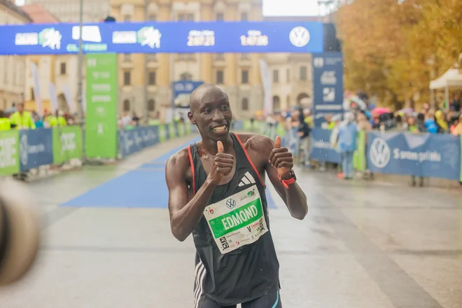 Zmagovalec 42-kilometrske preizkušnje, Kenijec Edmond Kipngetich, je progo pretekel v času 2:06:47. FOTO: Črt Piksi