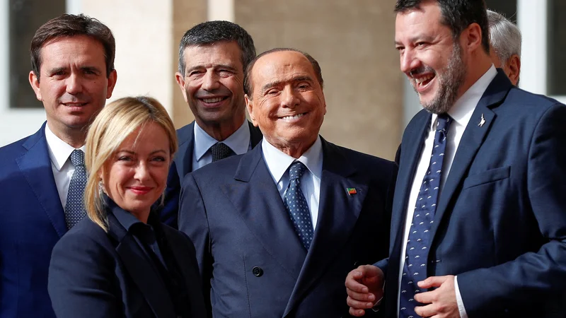 Fotografija: Georgia Meloni je v posnetem pozdravnem nagovoru udeležencem proslave poudarila, da ima z Ligo in njenim voditeljem Matteom Salvinijem korektne odnose, Berlusconijeva stranka pa se po njenem mnenju tudi dobro drži. FOTO: Guglielmo Mangiapane/Reuters