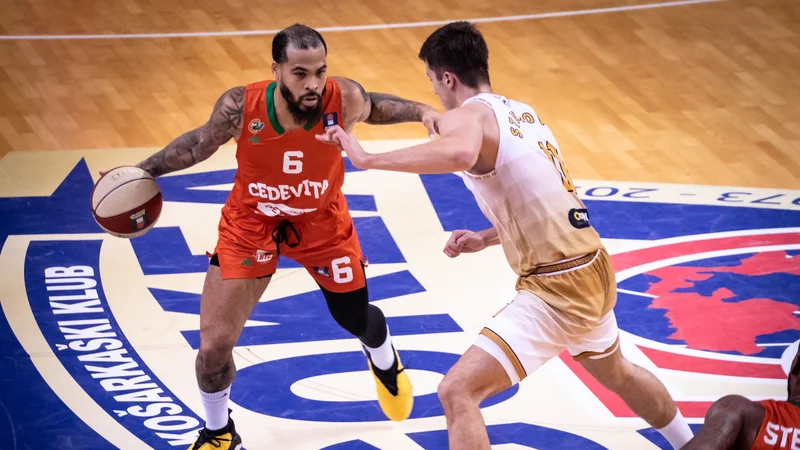 Fotografija: Olimpijin organizator Justin Cobbs je bil vnovič najučinkovitejši strelec v moštvu, a ima velike rezerve pri organizaciji igre. FOTO: ABA