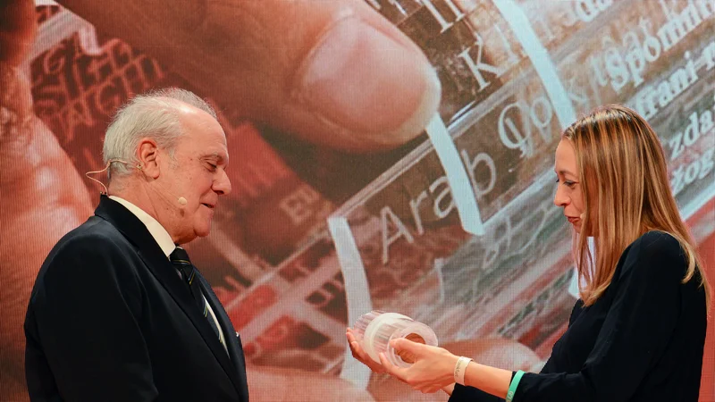 Fotografija: Katja Stergar je simbolni zvitek izročila Mauru Mazzi. FOTO: Sabine Felber