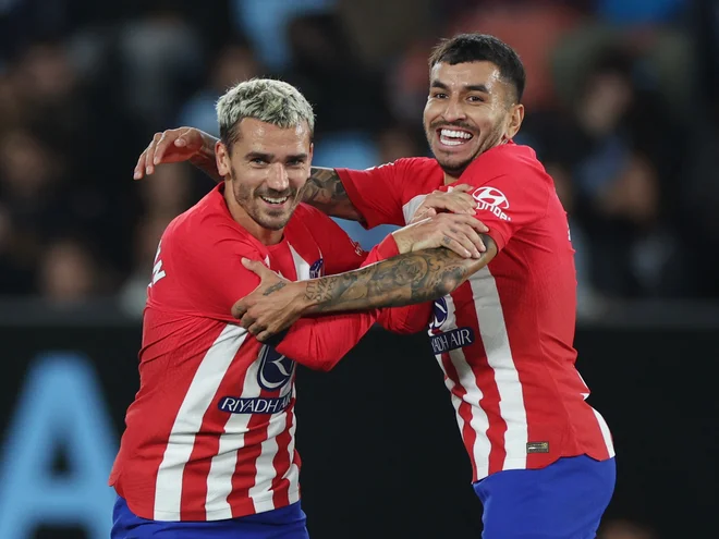 Antoine Griezmann (levo) drži niti igre Atletica v svojih rokah. FOTO: Isabel Infantes/Reuters
