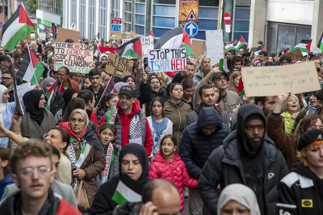 Shodi v podporo Palestincem se vrstijo po vsej Evropi, včeraj je bil v Bruslju. Oblasti v nekaterih državah takšne shode prepovedujejo zaradi strahu pred antisemitizmom, ljudje v Gazi pa umirajo. FOTO: Nicolas Maeterlinck/AFP